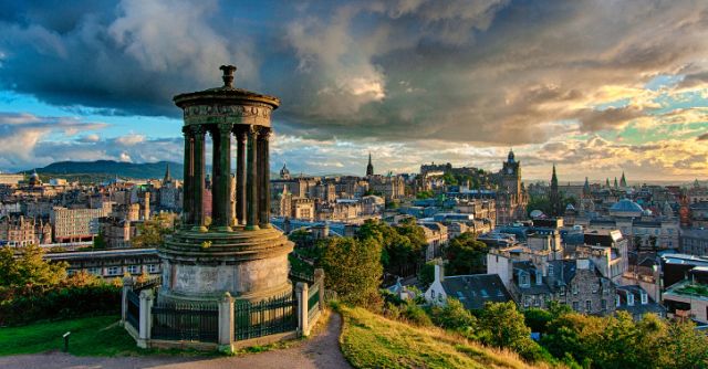 Iconic Picture of Edinburgh city